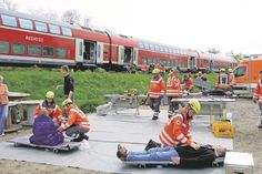 In unmittelbarer Nähe zum Zug wurden die Verletzten erstversorgt.