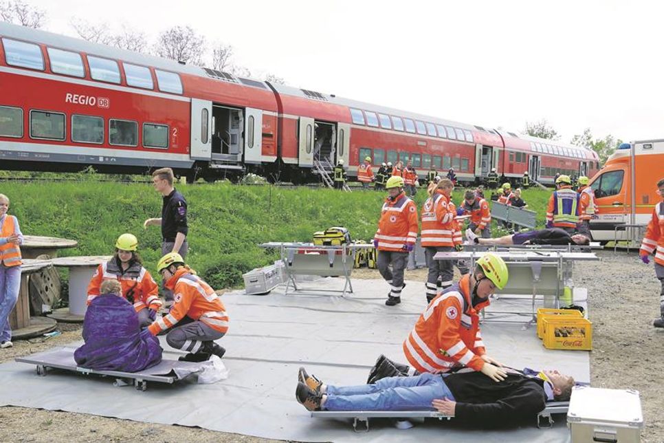 In unmittelbarer Nähe zum Zug wurden die Verletzten erstversorgt.