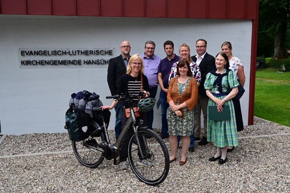 M. Rahlf (KGR), Bischöfin Nora Steen im Sprengel Schleswig und Holstein, Propst Süssenbach des Kirchenkreis Ostholstein, Sebastian Graf von Platen (KGR), Christin Voß (Bürgermeisterin der Gemeinde Wangels), Heike Steinbach (Leiterin der Diakonie Ostholstein gGmbH), Herr Wildfang (Architekt), Kirchenpatronin R. von Abercron und Donata Puck (Küsterin und Friedhofswartin sowie KGR) (v. lks.).