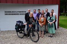 M. Rahlf (KGR), Bischöfin Nora Steen im Sprengel Schleswig und Holstein, Propst Süssenbach des Kirchenkreis Ostholstein, Sebastian Graf von Platen (KGR), Christin Voß (Bürgermeisterin der Gemeinde Wangels), Heike Steinbach (Leiterin der Diakonie Ostholstein gGmbH), Herr Wildfang (Architekt), Kirchenpatronin R. von Abercron und Donata Puck (Küsterin und Friedhofswartin sowie KGR) (v. lks.).