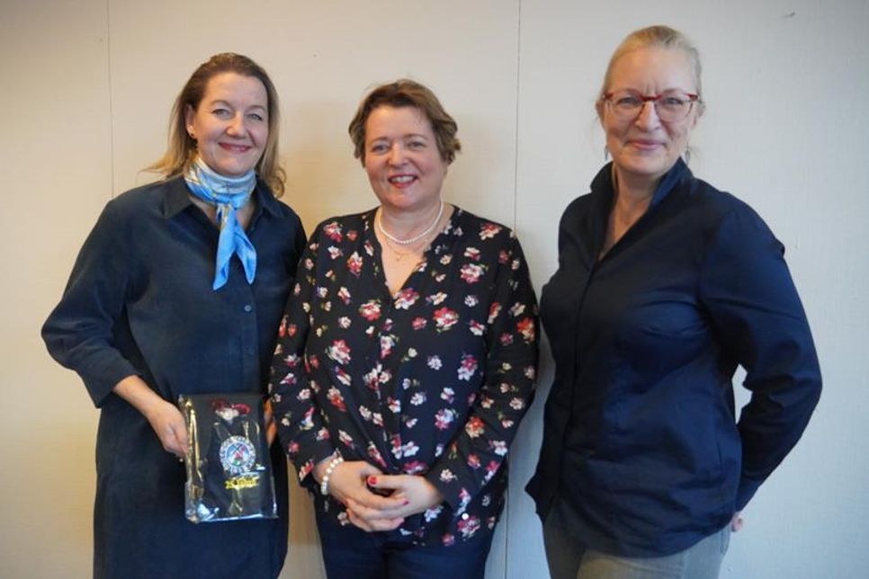 Treues Mitglied Ute Niedermeier mit den beiden wiedergewählten Vorstandsdamen Steffi Buhtz und Heike Wiesing-Weißbarth (v. lks.).