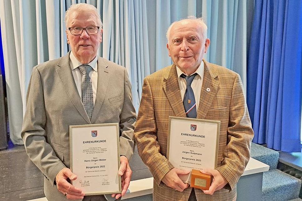 In Malente hat die Verleihung des Bürgerpreises einen neuen Rahmen erhalten: Beim Gemeindefest am vergangenen Sonnabend wurden mit Hans-Jürgen Weber (links) und Jürgen Gutzmann zwei vielfältig ehrenamtlich engagierte Einwohner für ihren jahrzehntelangen Einsatz für die Gemeinschaft mit Urkunde und Ehrenring gewürdigt.
