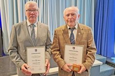 In Malente hat die Verleihung des Bürgerpreises einen neuen Rahmen erhalten: Beim Gemeindefest am vergangenen Sonnabend wurden mit Hans-Jürgen Weber (links) und Jürgen Gutzmann zwei vielfältig ehrenamtlich engagierte Einwohner für ihren jahrzehntelangen Einsatz für die Gemeinschaft mit Urkunde und Ehrenring gewürdigt.