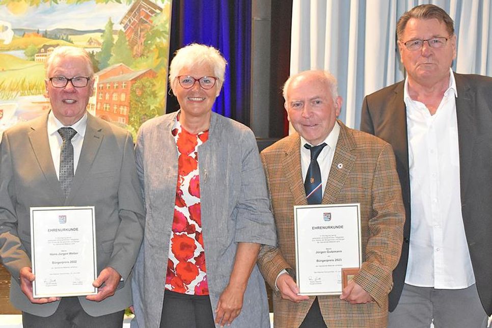 Hans-Jürgen Weber (links) und Jürgen Gutzmann wurden von Bürgervorsteher Rainer Geerdts (rechts) – im Beisein von Kreispräsidentin Petra Kirner – mit dem Bürgerpreis ausgezeichnet.