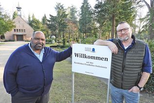 Georgy Palathunkal, stellvertretender Verwaltungsleiter des Kirchenkreises Ostholstein, und Steffen Wiedemann, Abteilungsleiter „Kirchliche Friedhöfe Ostholstein“, sind mit dem Start zufrieden.
