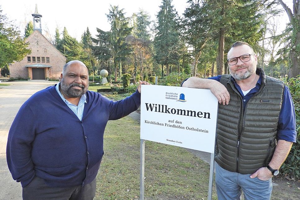Georgy Palathunkal, stellvertretender Verwaltungsleiter des Kirchenkreises Ostholstein, und Steffen Wiedemann, Abteilungsleiter „Kirchliche Friedhöfe Ostholstein“, sind mit dem Start zufrieden.