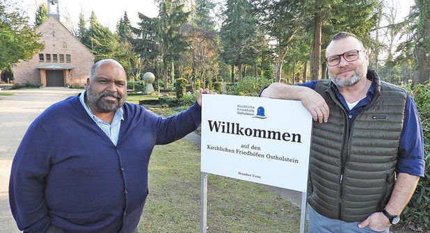 Georgy Palathunkal, stellvertretender Verwaltungsleiter des Kirchenkreises Ostholstein, und Steffen Wiedemann, Abteilungsleiter „Kirchliche Friedhöfe Ostholstein“, sind mit dem Start zufrieden.