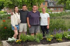 Die Mitglieder des Gemeindebeirats Schönwalde, Vanessa Bauer, Felix Bauer, Janina Path und Aileen Winkler (v. lks.), bei der Neubepflanzung der Blumenkästen entlang des Dorfteichs.