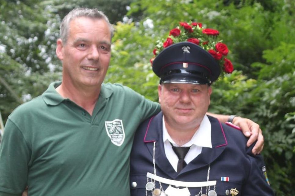 Bodo Brieger, Schütze des Königsschusses, sowie die neue Majestät Andre Closius.