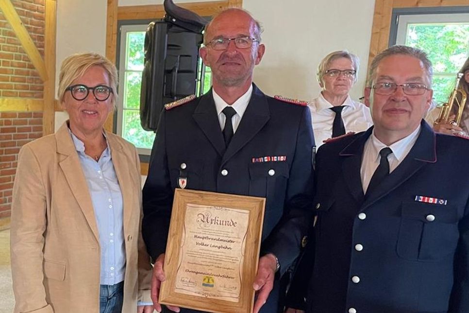 Bürgermeisterin Kirsten Skörries und Oberbrandmeister Matthias Henning bei der Ernennung von Volker Langbehn zum Ehrengemeindewehrführer.
