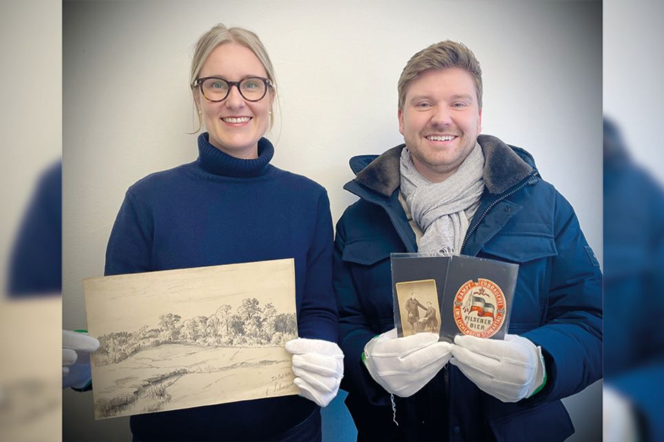 Judith Ohrtmann (Museum der Stadt Bad Schwartau) und Ricky Rix (Förderverein Museum der Stadt Bad Schwartau) freuen sich über die neuen Objekte.