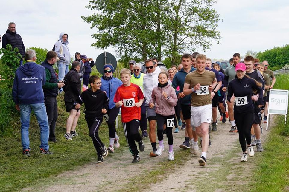 36 gut gelaunte Sportlerinnen und Sportler nahmen am 3. Beschendorfer Duathlon teil.