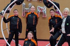 Von links: Emilia Maier, Ella Lenz (oben), Frieda Baldin, Liva Walter, Coco Gerstenberg, Kampfrichterin Andra Franz, Marla Axt (vorne).