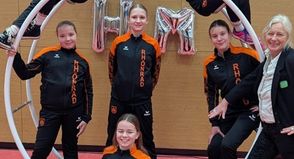 Von links: Emilia Maier, Ella Lenz (oben), Frieda Baldin, Liva Walter, Coco Gerstenberg, Kampfrichterin Andra Franz, Marla Axt (vorne).