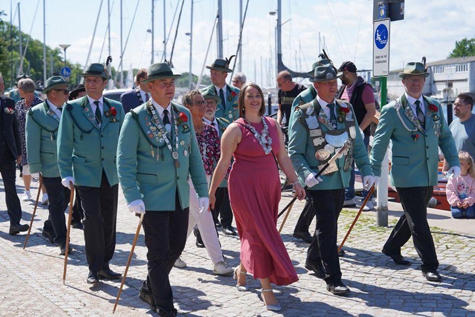 Die scheidenden Majestäten Annika und Benedikt Steiner (Mi.) mit dem Vorstand beim großen Festumzug.