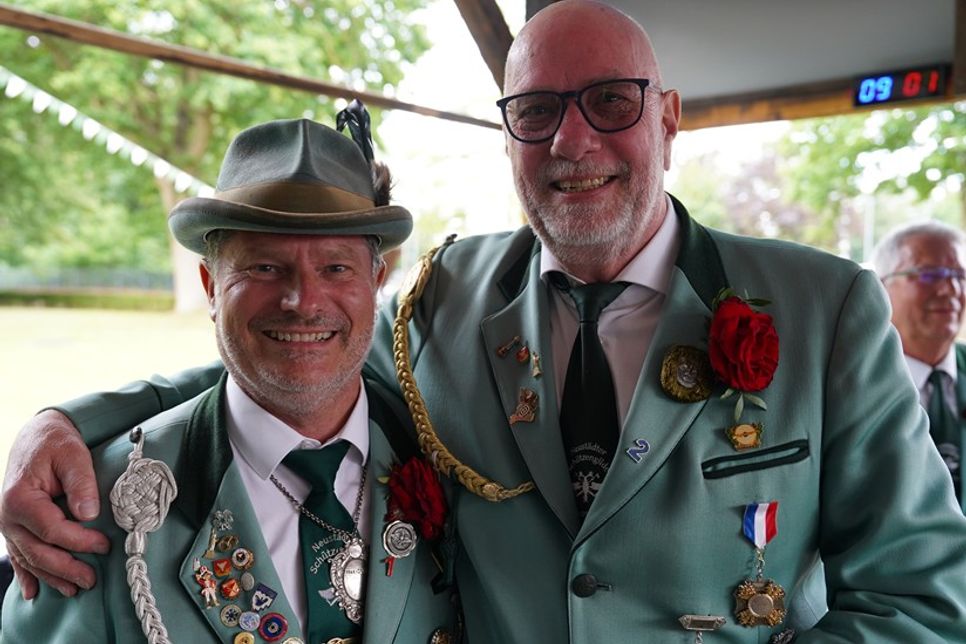 Zu den ersten Gratulanten gehörte 1. Ältermann Detlef Scheel (lks.).