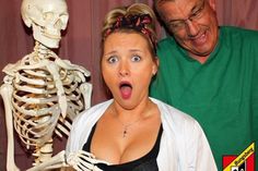 Zum 30-jährigen Jubiläum spielt das Bungsbergtheater die Komödie “Wer krank ist, muss kerngesund sein”.