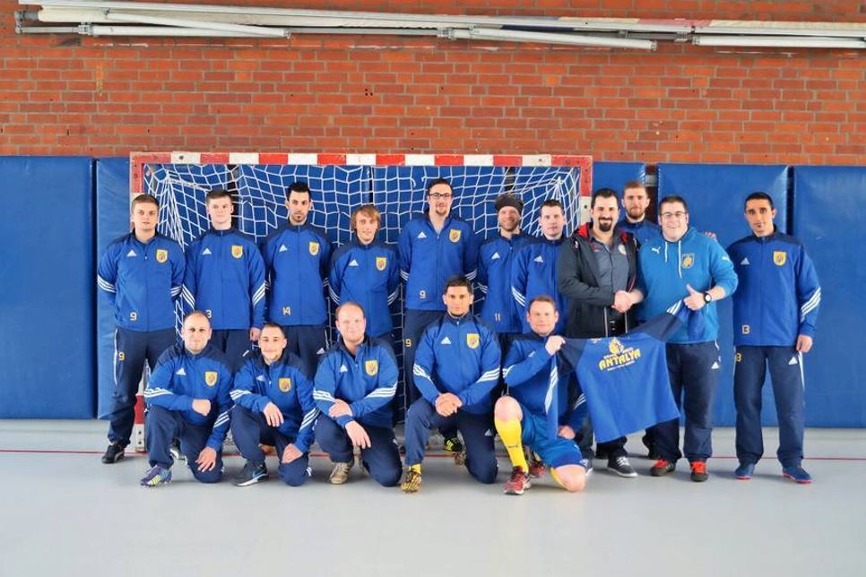Grömitz. Die Fußballherren des SC Cismar sind vom Antalya Imbiss in Grömitz, vertreten durch Inhaber Ufuk Ilgen, mit neuen Präsentationsanzügen ausgestattet worden. (red)