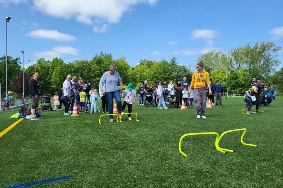 Kleine und große Teilnehmer betätigten sich an den Sportstationen.