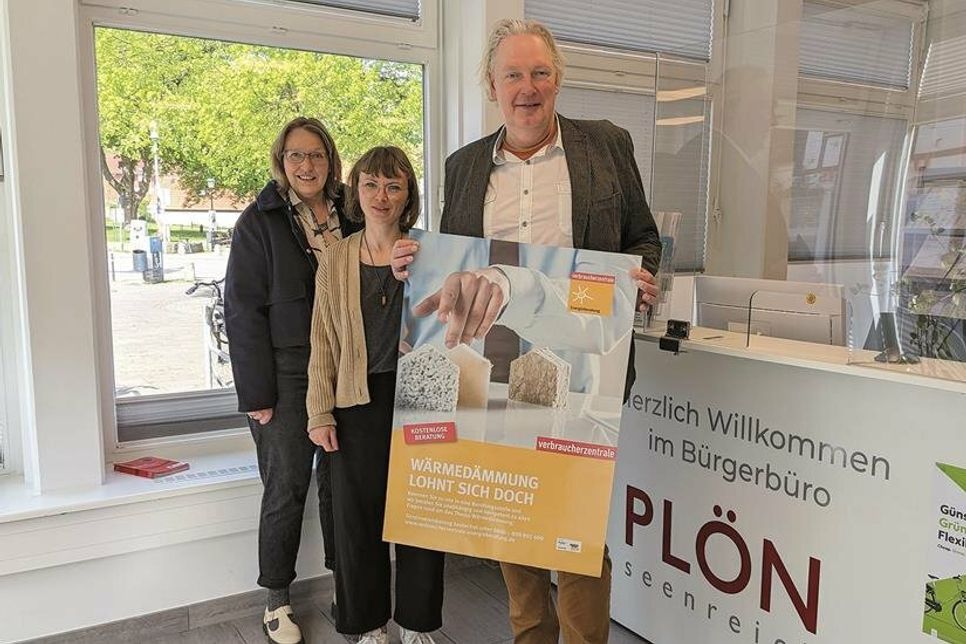 Werben für die Energieberatung der Verbraucherzentrale im Bürgerbüro: (v. l.) Dipl.-Ing. Carina Vogel, Nele Markwardt, Dipl.-Ing. Thorsten Schippmann, Energieberater.