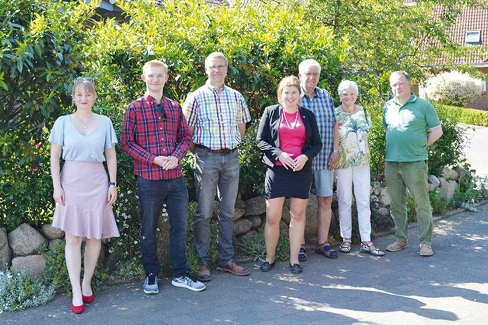 Mitglieder der Jury (Beirat für Umwelt- und Klimaschutz) zusammen mit der Stockelsdorfer Bürgermeisterin Julia Samtleben vor einem der Gewinnergärten.