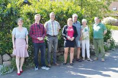 Mitglieder der Jury (Beirat für Umwelt- und Klimaschutz) zusammen mit der Stockelsdorfer Bürgermeisterin Julia Samtleben vor einem der Gewinnergärten.