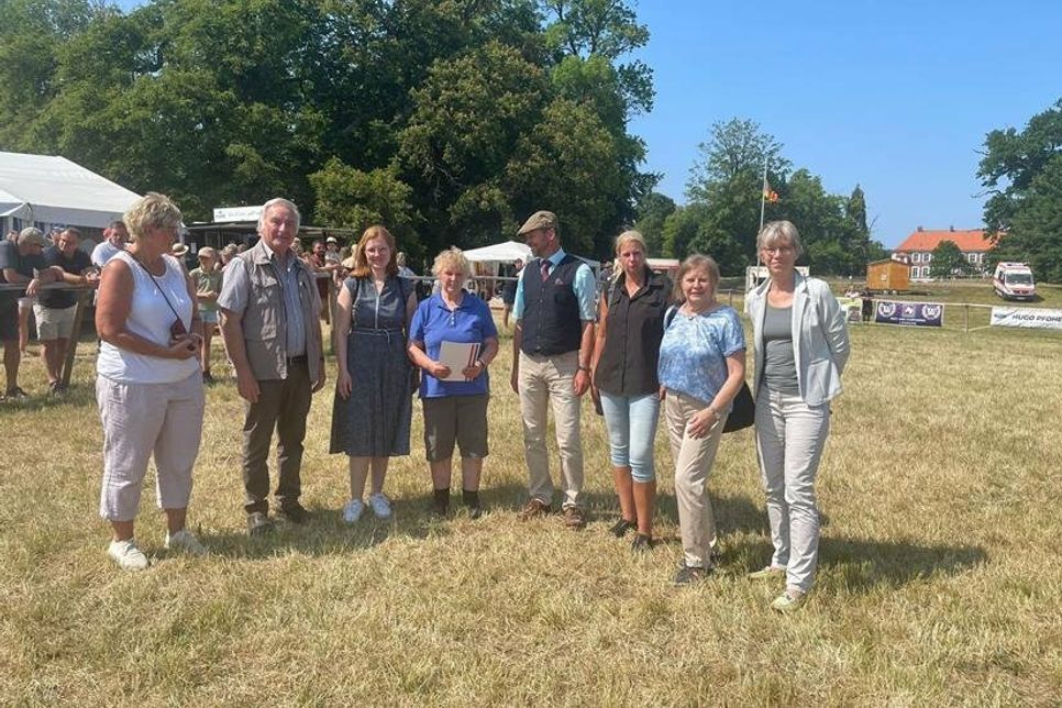 Anja Lamp (Erste Vorsitzende des Reit- und Fahrverein Lensahn), Jürgen Fischer (Beisitzer des Kreissportverband Ostholstein), Wiebke Watzlawek (Leiterin für Sport, Soziales und Nachhaltigkeit bei den Stiftungen der Sparkasse Holstein), Roswitha Priess (Moin! Vereinsheldin des Monats Mai) sowie Melanie Lindau (Geschäftsführerin des Kreissportverband Ostholstein), Jutta Voigt (2. Vorsitzende des Kreissportverband Ostholstein) und Birgit Kamrath-Beyer (1. Vorsitzende des Kreissportverband Ostholstein).