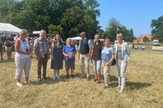 Anja Lamp (Erste Vorsitzende des Reit- und Fahrverein Lensahn), Jürgen Fischer (Beisitzer des Kreissportverband Ostholstein), Wiebke Watzlawek (Leiterin für Sport, Soziales und Nachhaltigkeit bei den Stiftungen der Sparkasse Holstein), Roswitha Priess (Moin! Vereinsheldin des Monats Mai) sowie Melanie Lindau (Geschäftsführerin des Kreissportverband Ostholstein), Jutta Voigt (2. Vorsitzende des Kreissportverband Ostholstein) und Birgit Kamrath-Beyer (1. Vorsitzende des Kreissportverband Ostholstein).