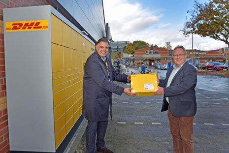 Thorn Schütt, Regionaler Politikbeauftragter der Deutsche Post AG, und Plöns Bürgermeister Lars Winter eröffneten den neuen Paketautomaten bei Edeka Ley in Plön-Stadtheide.