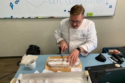 Jens Wallenstein, unabhängiger Sachverständiger des Deutschen Brotinstituts aus Berlin, bei der Qualitätsprüfung der Stollen.