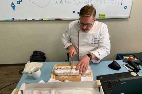 Jens Wallenstein, unabhängiger Sachverständiger des Deutschen Brotinstituts aus Berlin, bei der Qualitätsprüfung der Stollen.