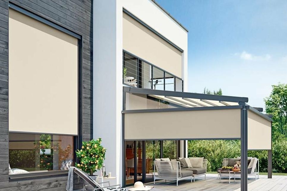 Durch Kombinationen aus Markisen und senkrechtem Sonnenschutz an Fenstern und Terrassendach lassen sich Wohnhäuser wirkungsvoll kühl halten. (Foto: djd/weinor.de)