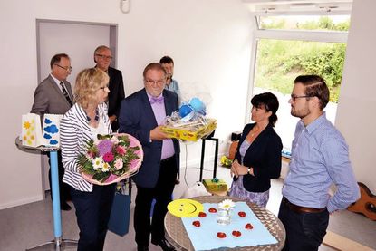Gemeinsam mit Bürgervorsteher Harald Werner bedankte sich Stockelsdorfs Bürgermeisterin Brigitte Rahlf-Behrmann (l.) bei Einrichtungsleiterin Jana Trapp und beim verantwortlichen Architekten Carsten Holst für die geleistete Arbeit.