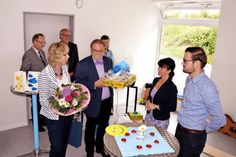 Gemeinsam mit Bürgervorsteher Harald Werner bedankte sich Stockelsdorfs Bürgermeisterin Brigitte Rahlf-Behrmann (l.) bei Einrichtungsleiterin Jana Trapp und beim verantwortlichen Architekten Carsten Holst für die geleistete Arbeit.