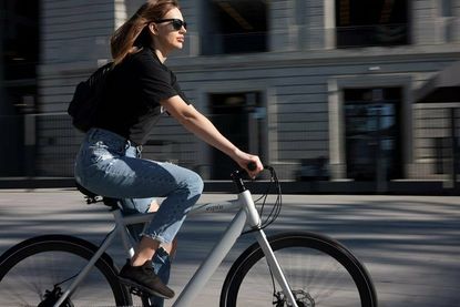 Die steigende Popularität des E-Bikes, des motorisierten Bruders des Fahrrads, hat eine neue Dynamik in die Zweirad-Welt gebracht.