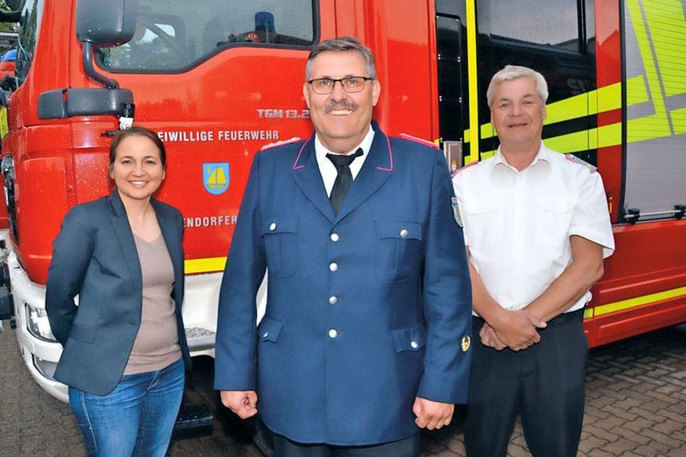 Der neue Gemeindewehrführer Thomas Scharbau (vorne) mit Bürgermeisterin Hatice Kara und Niendorfs Wehrführer Carsten Dede, der das Amt in den letzten Monaten kommissarisch innehielt. (Foto: René Kleinschmidt)