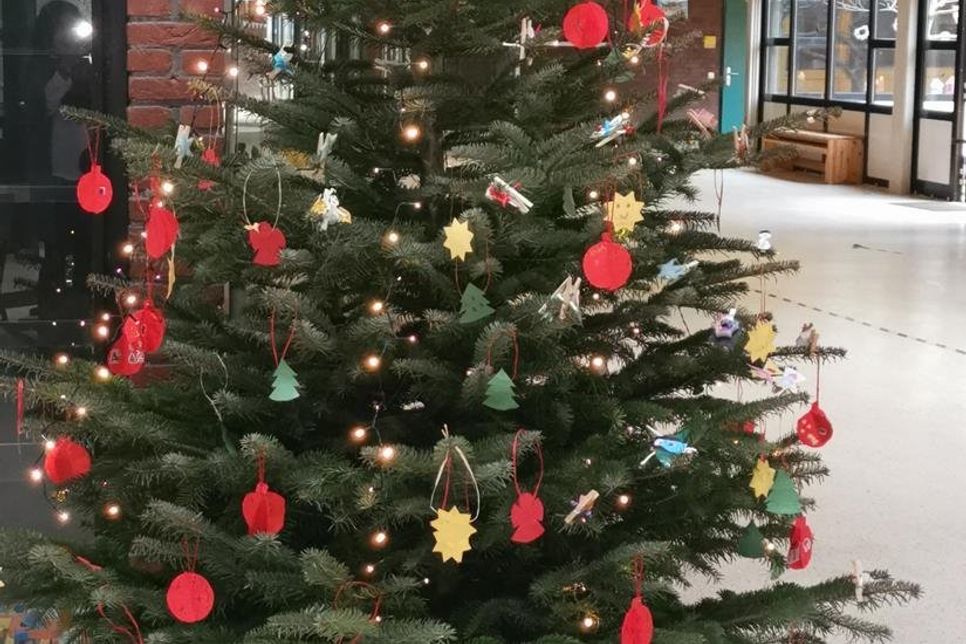 Die Kinder bastelten die schönsten Anhänger für ihren Weihnachtsbaum.