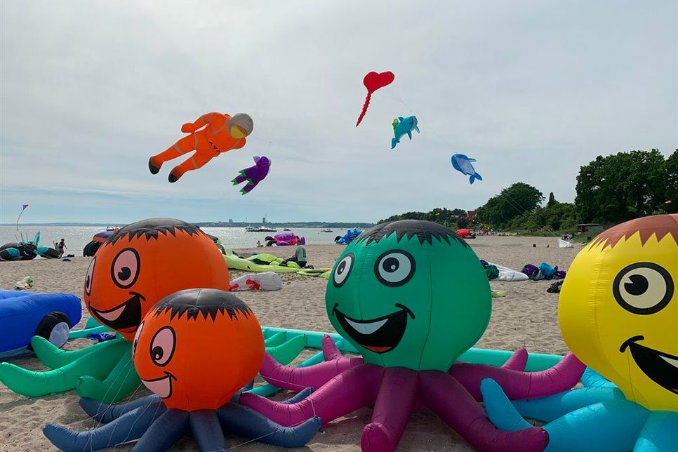 Am Strand konnten die überlebensgroßen Figuren bewundert werden.