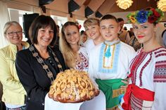 Bürgermeisterin Dr. Tordis Batscheider (2. v. lks.) erhielt von den ukrainischen Teilnehmern ein kunstvolles selbst gebackenes Brot, das sie dankend entgegennahm, aber an die Gruppenbetreuer weitergab.