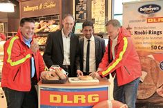 Verkaufsstart im Foyer von Edeka Wähler: Thies O. Wolfhagen, Jörn Kemming, Peyman Shojaei (Vertriebsleiter Dallmeyers Backhus) und Kai Jacobsen (v. lks.).