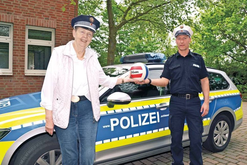 Heidemarie Vesper, erste Vorsitzende der Lübeck-Hilfe für krebskranke Kinder, und Polizeihauptmeister Nicky Päsch freuen sich auf das 17. Beach-Volleyball-Turnier am Niendorfer Freistrand. (Foto: René Kleinschmidt)