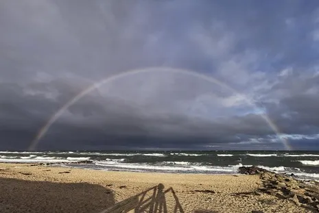 Dramatische Wolken und ein perfekter Regenbogen - damit wird auch ein Regentag richtig schön, wie Ines Corssen-Feddder mit ihrem Foto vom Behrensdorfer Strand beweist.