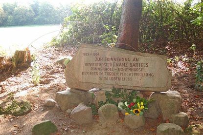 Der Gedenkstein: Er erinnert an Franz Bartels und sein mutiges Einschreiten.