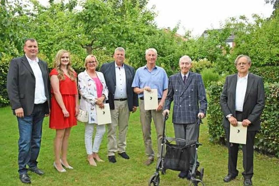 Mit dem Ruta-Gedächtnispreis 2022 ausgezeichnet wurden: Hannes (v.l.), Marie, Petra und Sven Bohnhoff (v.l.), alle von der Aktion „Küstenkiste“, sowie Horst Barth und Wolfgang Boppel (re.); hier zusammen mit dem Stiftungsgründer Hans Jürgen Ruta (2.v.r.)