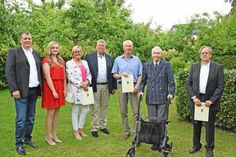 Mit dem Ruta-Gedächtnispreis 2022 ausgezeichnet wurden: Hannes (v.l.), Marie, Petra und Sven Bohnhoff (v.l.), alle von der Aktion „Küstenkiste“, sowie Horst Barth und Wolfgang Boppel (re.); hier zusammen mit dem Stiftungsgründer Hans Jürgen Ruta (2.v.r.)