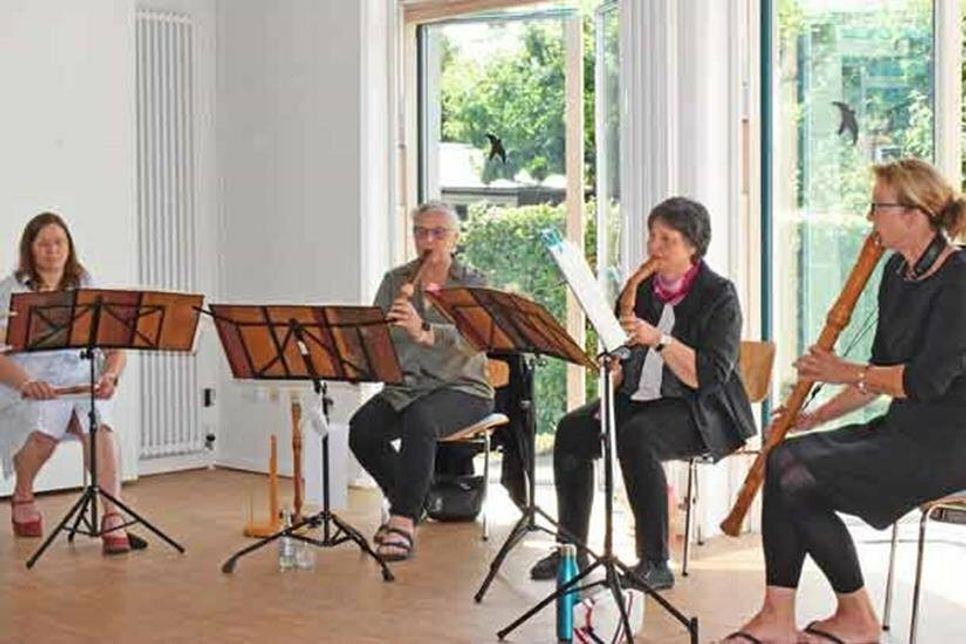 Musikalisch begleitet wurde die Feierstunde vom Blockflötenquartett „Unisono“, von der Kreismusikschule Plön, unter der Leitung von Alexandra Hoppe (2.v.l.)