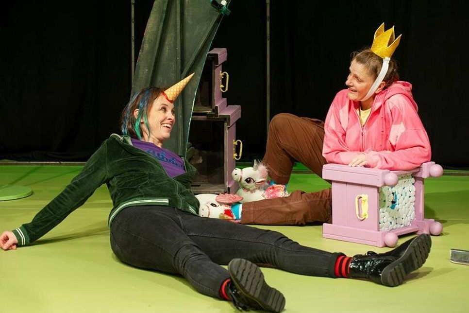 Sabine Dahlhaus und Monika Els spielen im Forum für Kinder ab 5 Jahren und Erwachsene. (Foto: E.Coenders)