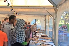 Großer Andrang herrschte am Kuchenbuffet, das mit zahlreichen selbst gebackenen Gebäckspenden von Senioren und Ehrenamtlern bestückt war.