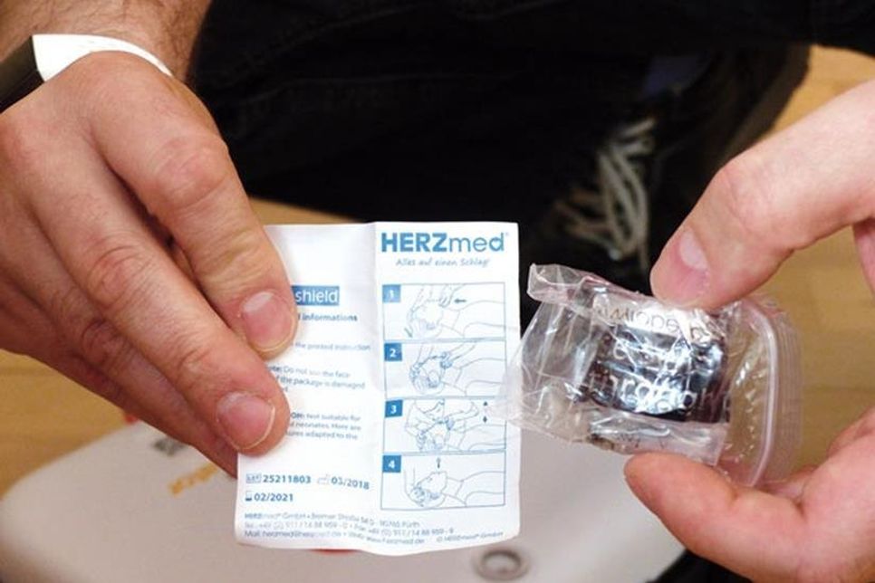 Ein Beatmungstuch macht es leichter für alle, die sich scheuen, einen fremden Menschen Mund zu Mund zu beatmen. Es wird auf den Mund des Patienten gelegt, um direkte Berührung zu vermeiden.