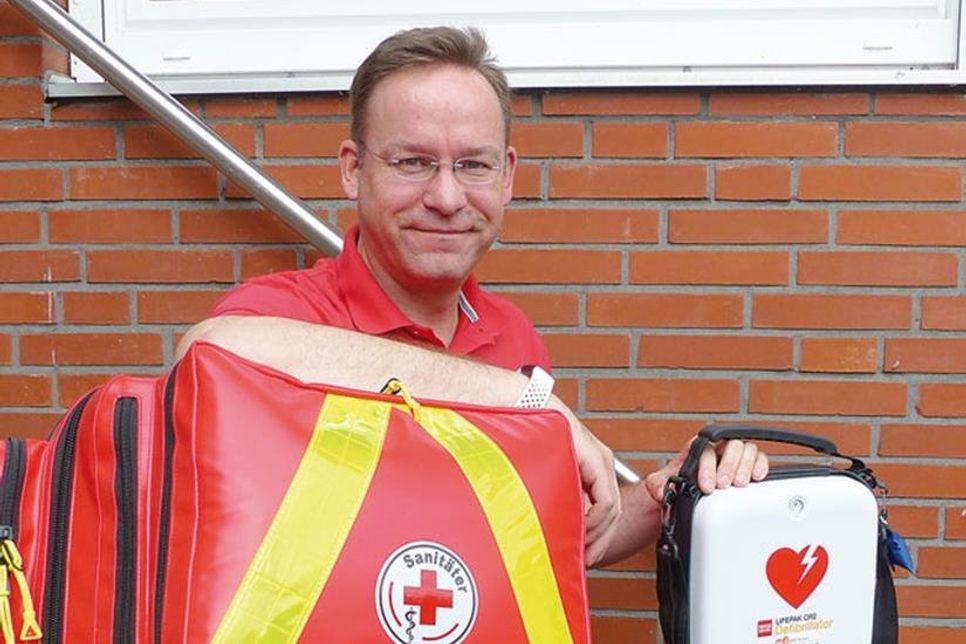 Das kleine grüne Herz im Fenster des Wohnhauses von Andreas Ebbersmeyer zeigt: Hier gibt es einen Defibrillator.
